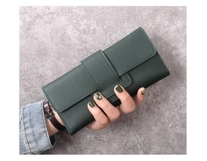 Détail d'un portefeuille long vert foncé en cuir texturé avec fermoir à boucle verticale