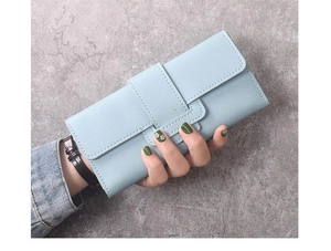 Détail du portefeuille long en cuir PU bleu clair avec boucle élégante et surpiqûres