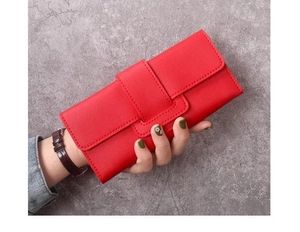 Détail du portefeuille en cuir PU rouge montrant le grain lychee et les coutures