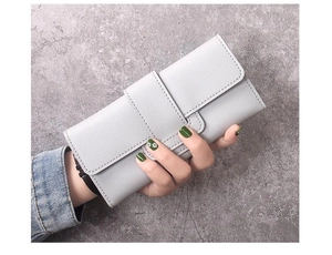 Détail d'un long portefeuille gris en cuir PU avec rabat et coutures soignées