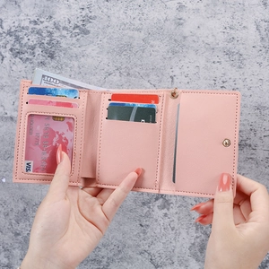 Portefeuille court rose à trois volets en similicuir avec plusieurs fentes pour cartes