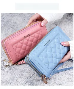 Détail de portefeuilles longs à double zip rose et bleu ciel en cuir PU matelassé avec lanière