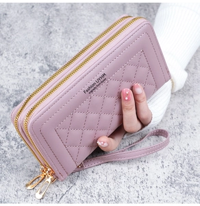 Détail du portefeuille long matelassé rose avec double fermeture éclair et dragonne