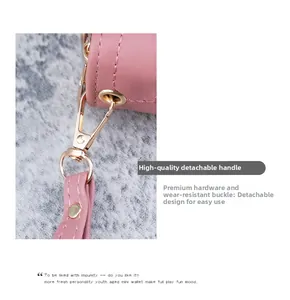 Detail der rosa Ledergeldbörse mit robustem goldenem Metallhaken und abnehmbarer Handschlaufe