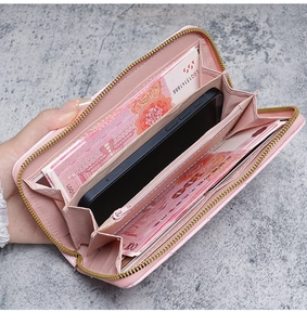 Détails macro du portefeuille rose avec fentes pour cartes et poche pour téléphone