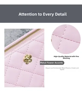 Détail de portefeuille rose matelassé avec fleur dorée et coutures de précision