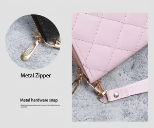 Détail de la texture en cuir rose matelassé avec zip doré et dragonne amovible