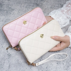 Pochettes à main matelassées rose et beige avec logo fleur dorée et fermeture zippée