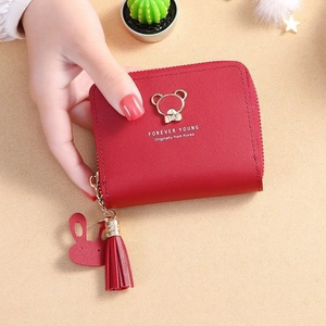 Piccolo portafoglio rosso in pelle PU con logo orso dorato, cerniera e nappa decorativa