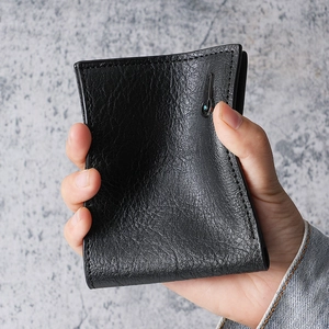 Men's bifold leather wallet with lychee grain texture and blue enamel metal ornament