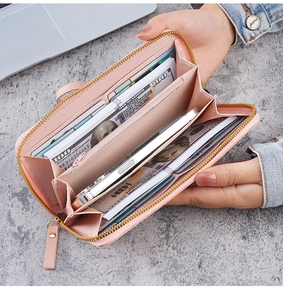 Vue détaillée du portefeuille rose long avec fentes pour cartes et compartiment mobile