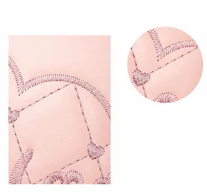 Detailweergave van de roze lederen lange portemonnee met litchi-textuur en hartborduursel