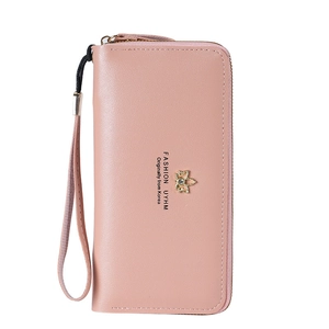 Grand portefeuille rose en cuir pour femme avec nœud doré et dragonne amovible