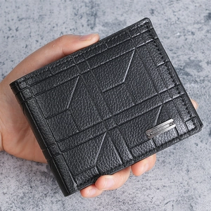 Dettaglio del portafoglio nero bifold con motivi geometrici e fibbia in metallo