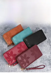 Portefeuilles en cuir avec motif litchi, fleurs gaufrées et dragonne en cinq couleurs