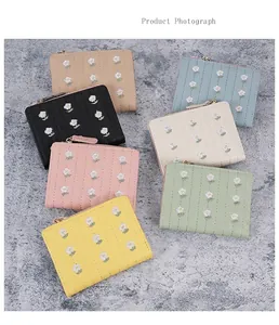Portafogli corti in pelle PU con ricamo a margherita e cerniere dorate in colori pastello