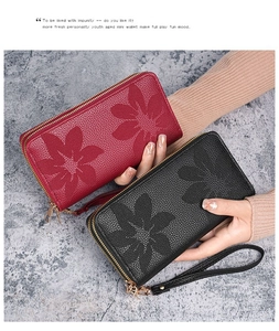 Détails de la texture florale gaufrée sur portefeuilles en cuir à double fermeture éclair