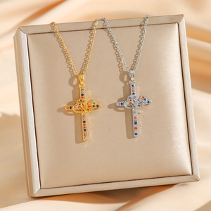 Colliers croix plaqués or 18 carats avec cœurs en zircon colorés sur fond de soie