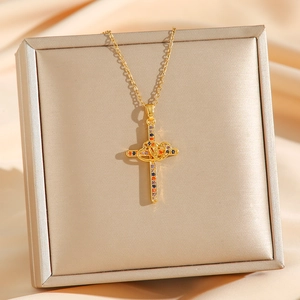Collier croix plaqué or 18 carats avec cœurs entrelacés et zircons multicolores