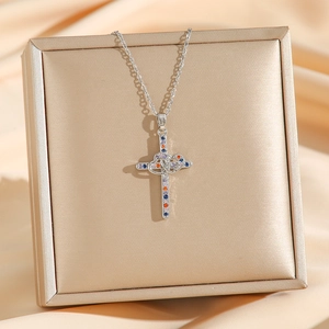 Collier croix en acier inoxydable plaqué or 18 carats avec zircons colorés et double cœur