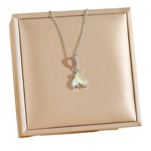 Collier élégant en acier titane avec pendentif queue de poisson en nacre et zircons brillants