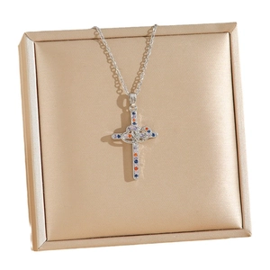 Collier croix plaqué or 18 carats avec doubles cœurs entrelacés et zircons colorés