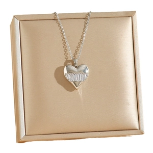 Collier pendentif cœur minimaliste avec zircons baguette sur une chaîne en O classique