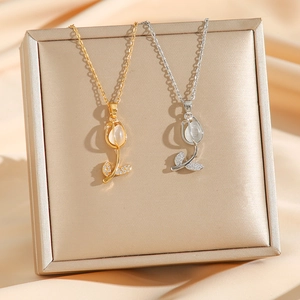 Collier pendentif tulipe élégant avec pierre œil de chat et zircon en fini or et argent
