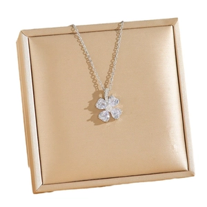 Collier trèfle à quatre feuilles en acier titane avec pendentif en zircon sur satin