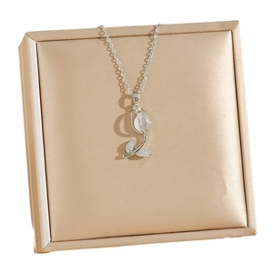 Collier tulipe élégant avec pierre œil de chat blanche et zircons sur support doré