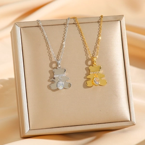 Collier avec pendentif ours plaqué or 18 carats et cristal sur fond en soie