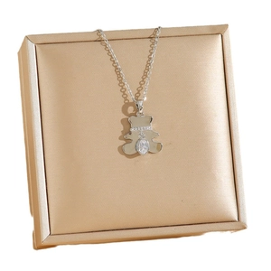 Collier ours en argent plaqué or 18 carats avec zircons sur une boîte à bijoux