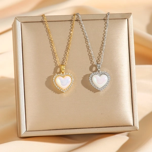 Colliers pendentifs cœur avec incrustation d'opale et pavé de zircons sur écrin doré