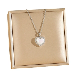Collier pendentif cœur luxueux avec zircon scintillant et chaîne argentée fine