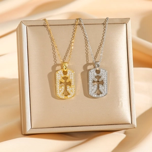 Collane con pendente a croce militare con zirconi colorati in oro e argento di lusso