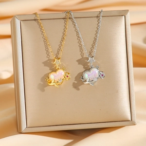 Elegante collana con ciondolo a cuore e rosa in oro e argento con pietra cangiante