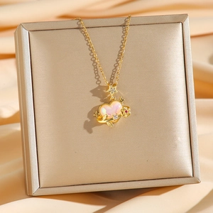 Collana con ciondolo a cuore iridescente e rosa dorata su scatola in raso