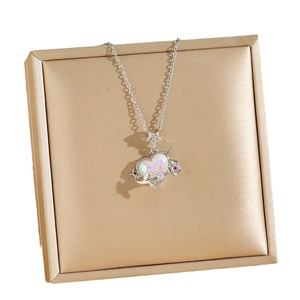 Collana con ciondolo a cuore con stella e rosa su catena d'argento su scatola di raso oro