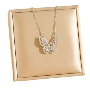 Exquisite Schmetterlingskette mit Zirkonia-Pavé auf Champagner-Schmuckschatulle