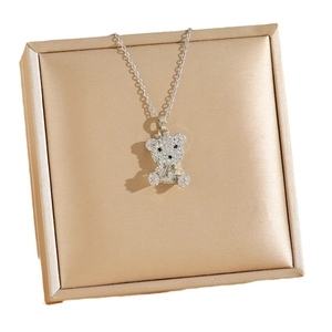 Collier exquis en acier titane avec pendentif ours en peluche et zircons micro-paves