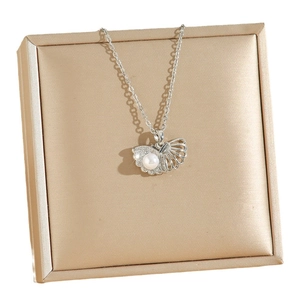 Collier avec pendentif coquillage en argent serti de zircons et une perle blanche