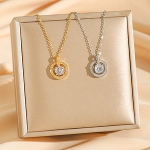 Ensemble de colliers avec pendentifs cercles en or et argent sertis de zircons brillants