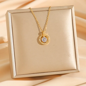Collier luxueux à double anneau doré avec pendentif en zircon sur fond de soie élégant