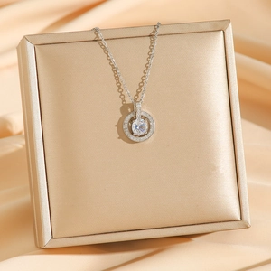 Collier cercle argenté élégant avec pendentif en zircon sur soie champagne