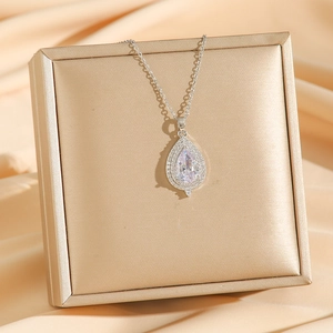 Collier élégant avec zircone cubique en forme de poire et chaîne argentée sur soie