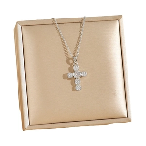 Collier croix élégant en titane argenté avec zircons brillants sur support carré