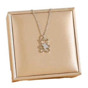 Collier ours en acier titane avec design creux et zircons brillants sur boîte à bijoux