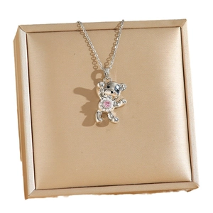Charmant collier avec pendentif ours argenté, pierre rose et perles sur boîte cadeau