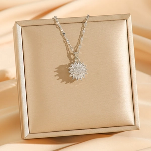 Collier tournesol rotatif avec zircons scintillants sur présentoir en soie élégant