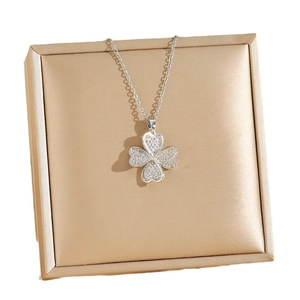 Collier trèfle à quatre feuilles argenté avec strass sur boîte cadeau de couleur champagne